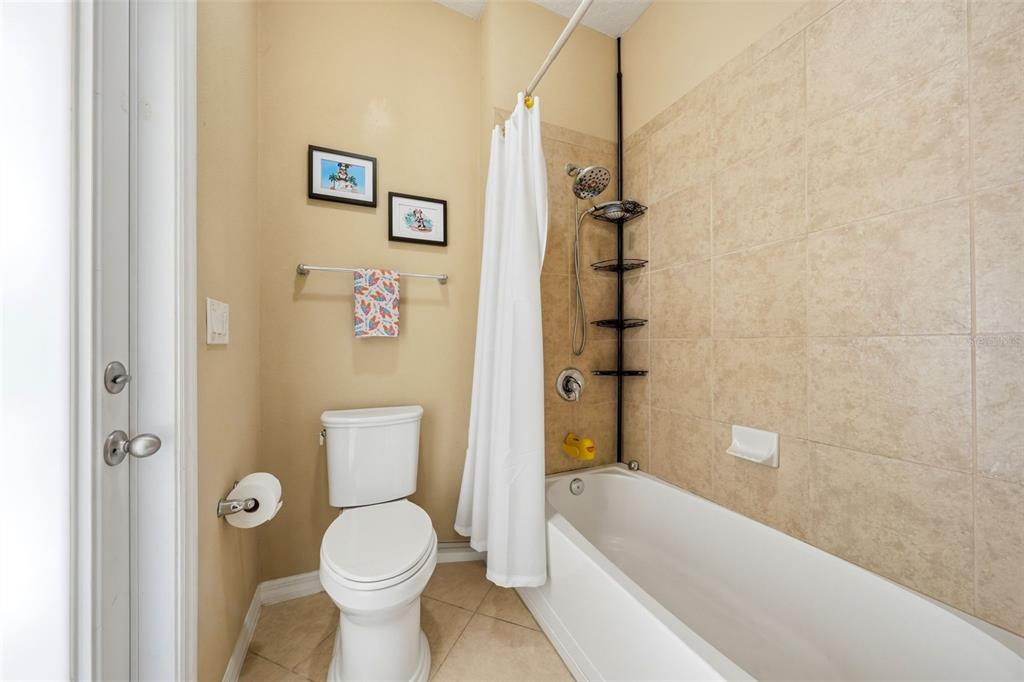 979 Counts Crest Circle Apopka, FL 32712 - Photo 34 of 48 a bathroom with a toilet and a bathtub