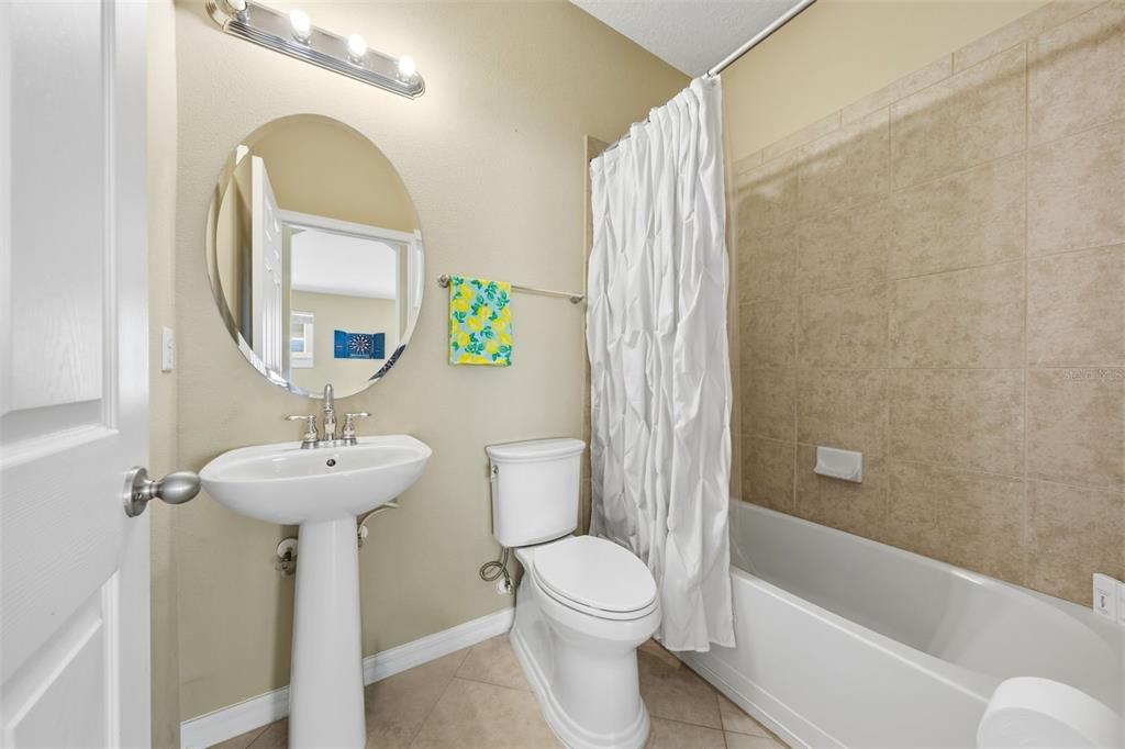 979 Counts Crest Circle Apopka, FL 32712 - Photo 39 of 48 a bathroom with a sink toilet and shower