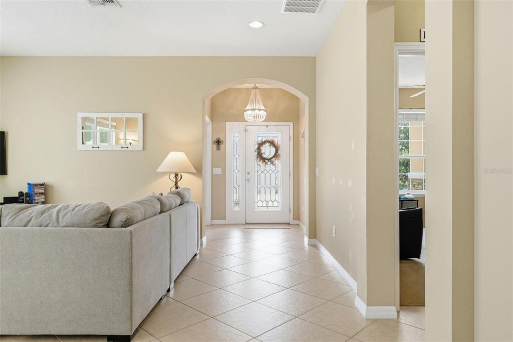 979 Counts Crest Circle Apopka, FL 32712 - Photo 40 of 48 a living room with furniture and a clock