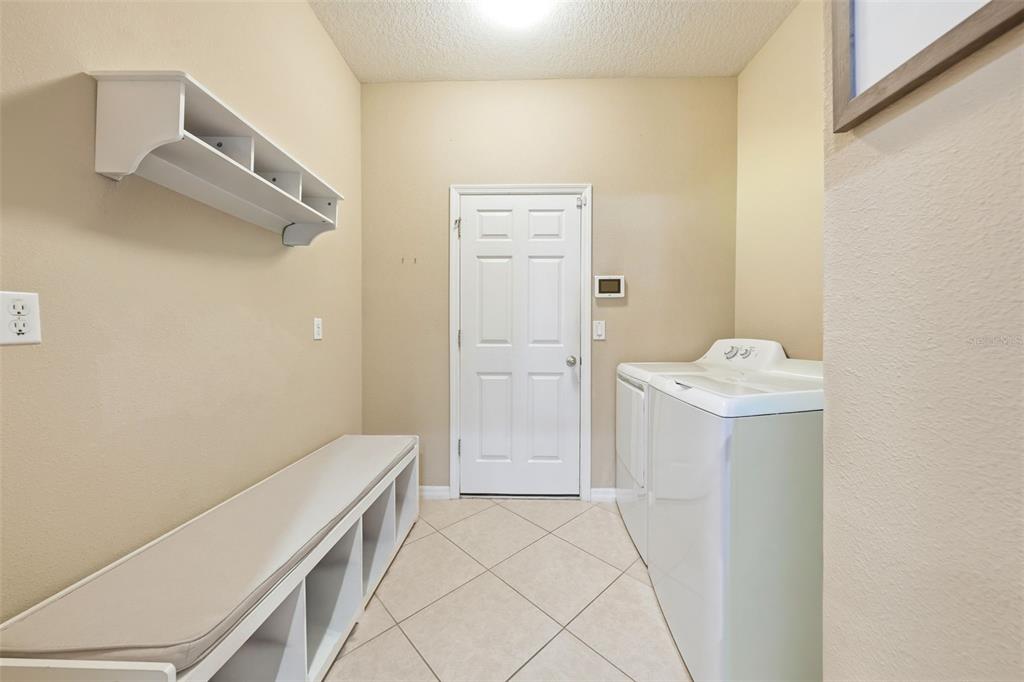 979 Counts Crest Circle Apopka, FL 32712 - Photo 44 of 48 a bathroom with a sink and a mirror