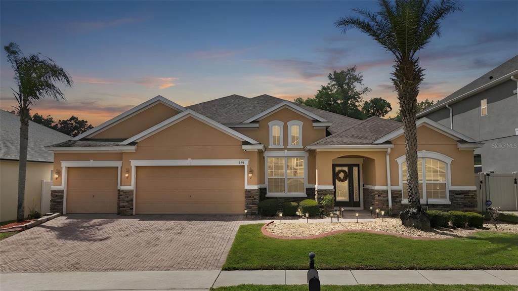 979 Counts Crest Circle Apopka, FL 32712 - Photo 48 of 48 a front view of a house with yard and green space