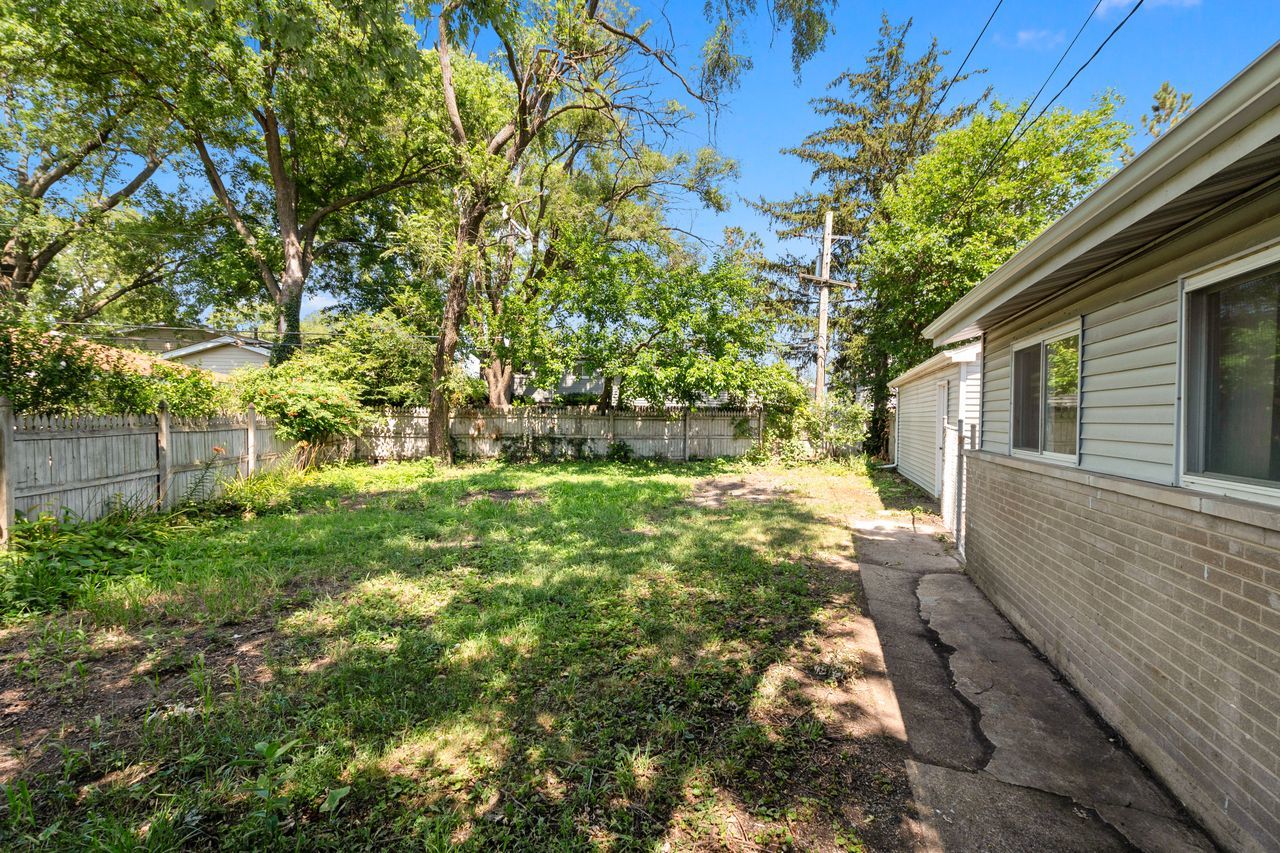 300 Indiana Street Park Forest, IL 60466 - Photo 26 of 26 a backyard of a house with lots of green space