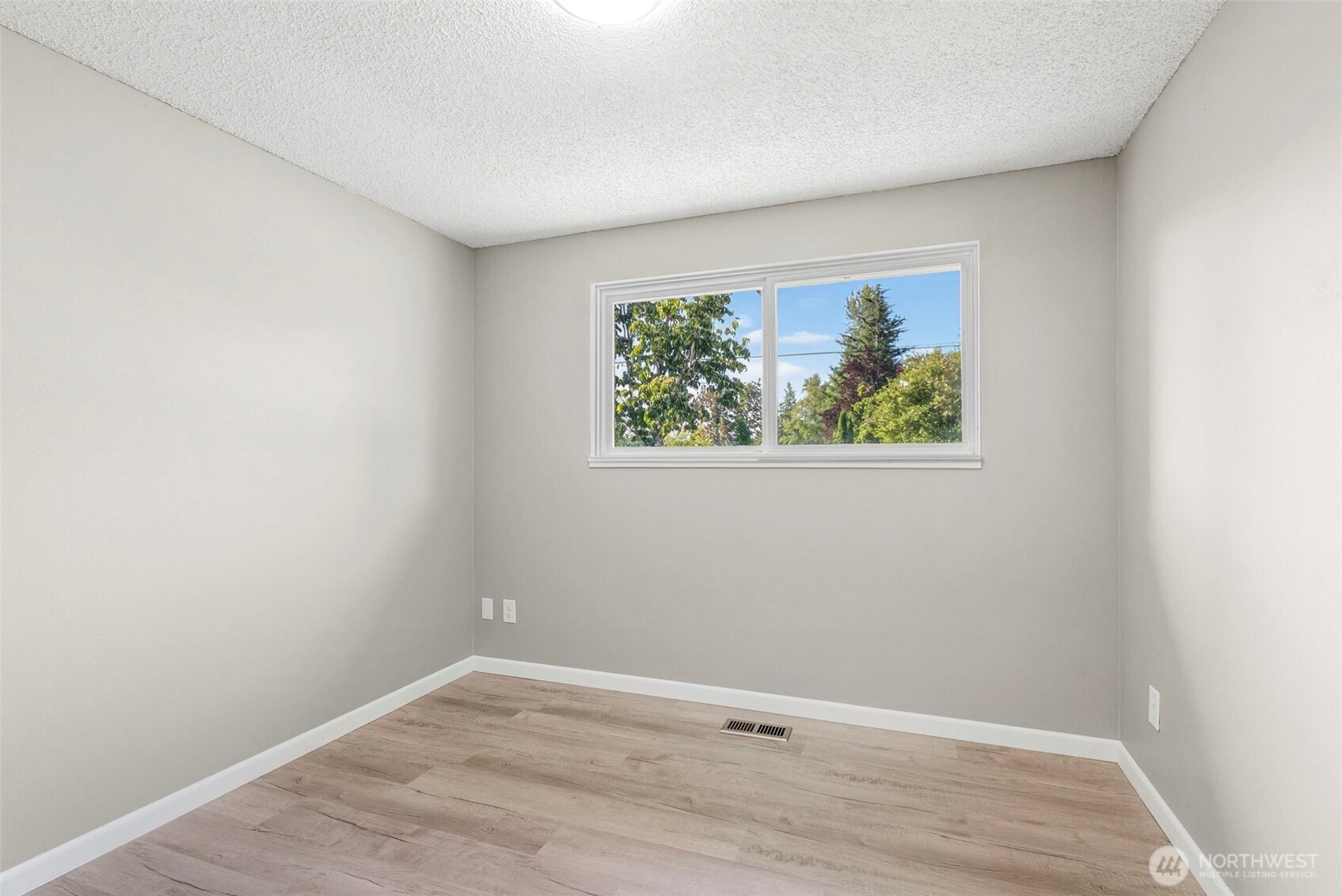 202 Waters Road Castle Rock, WA 98611 - Photo 32 of 38 an empty room with a window
