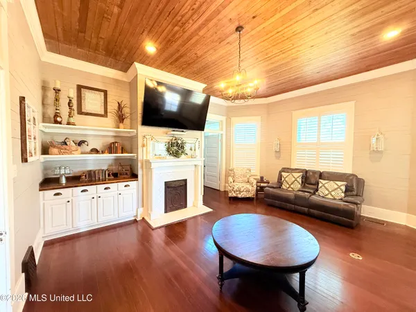 $289,000 | 318 West Chestnut Street, Charleston, MS 38921