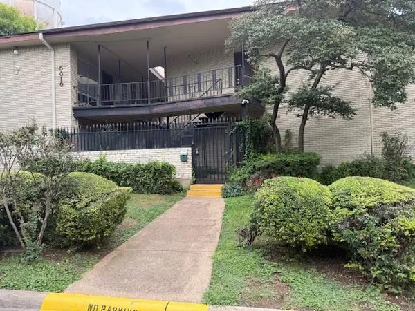 a view of a back yard of the house