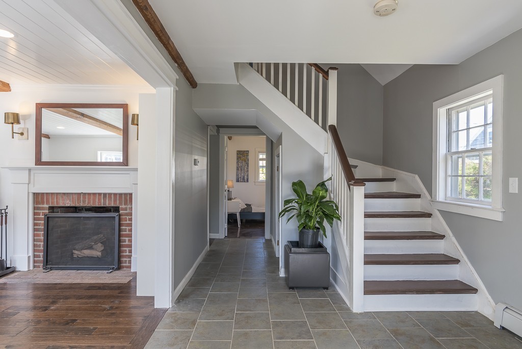 27 Way Road Gloucester, MA 01930 - Photo 3 of 26