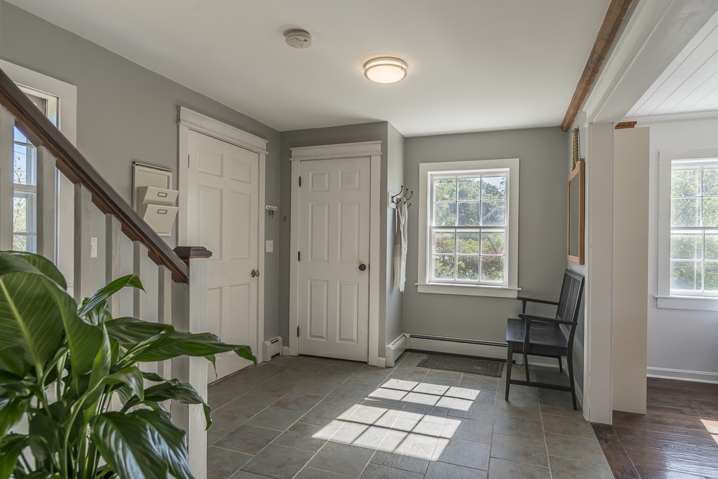 27 Way Road Gloucester, MA 01930 - Photo 4 of 26
