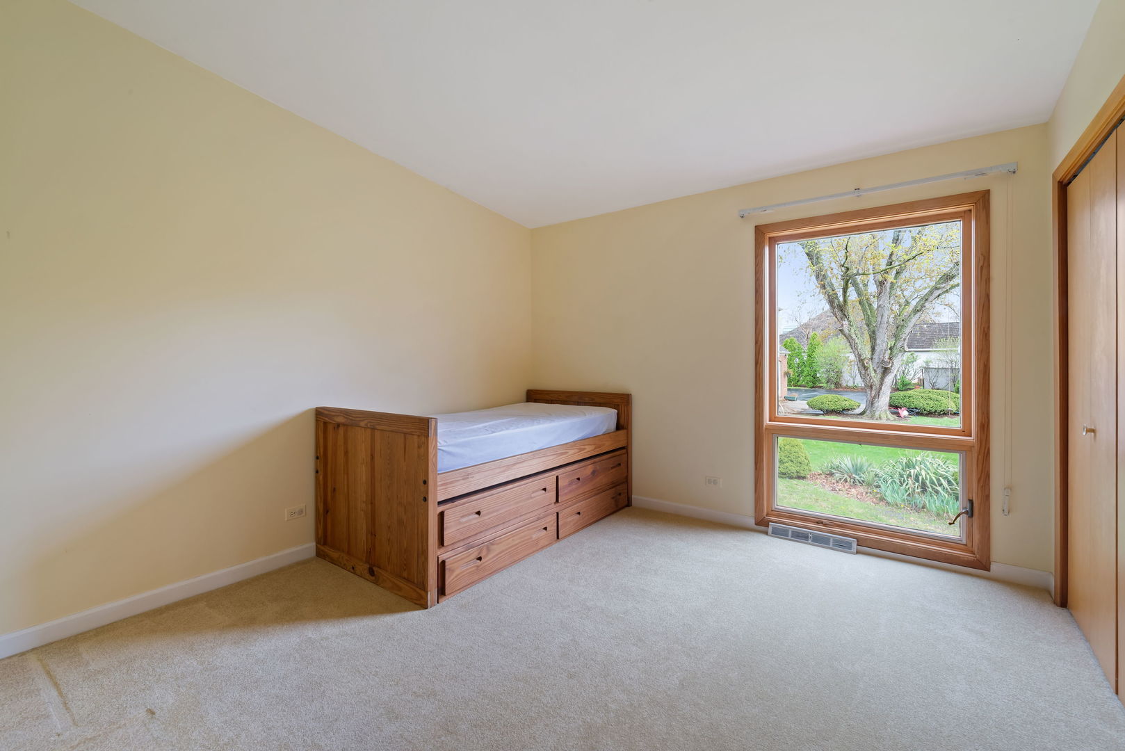 2819 Meyers Road Oak Brook, IL 60523 - Photo 20 of 35 an empty room with large window