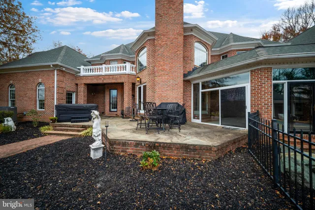 a view of a house with backyard and porch