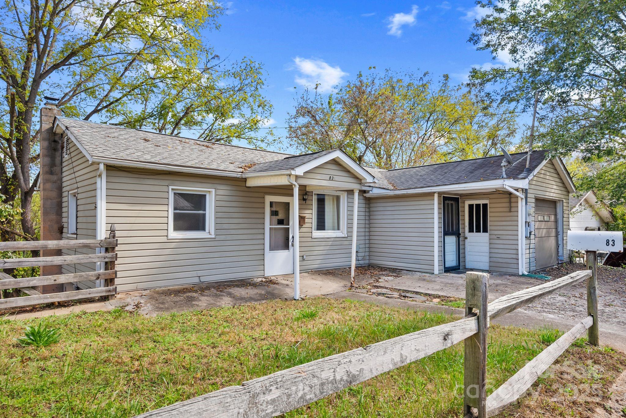 a view of a house with a yard