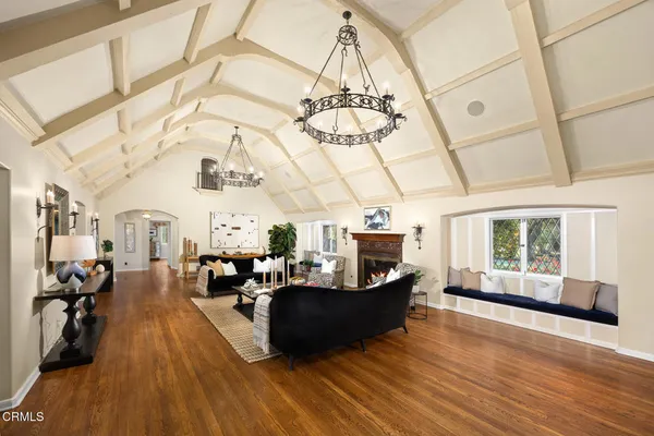 $5,700,000 | 555 Meadow Grove Street, La Canada Flintridge, CA 91011