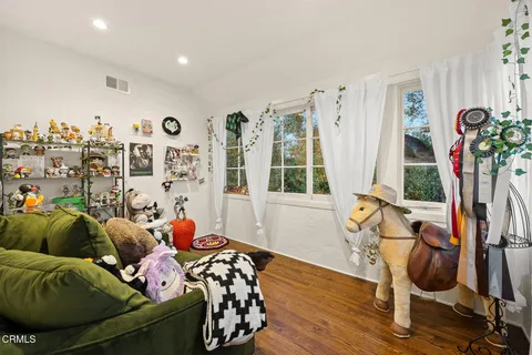 $5,700,000 | 555 Meadow Grove Street, La Canada Flintridge, CA 91011