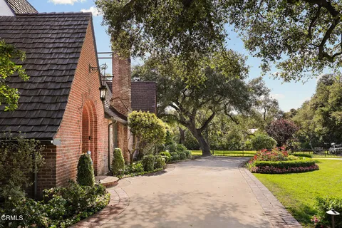 $5,700,000 | 555 Meadow Grove Street, La Canada Flintridge, CA 91011