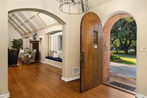 $5,700,000 | 555 Meadow Grove Street, La Canada Flintridge, CA 91011