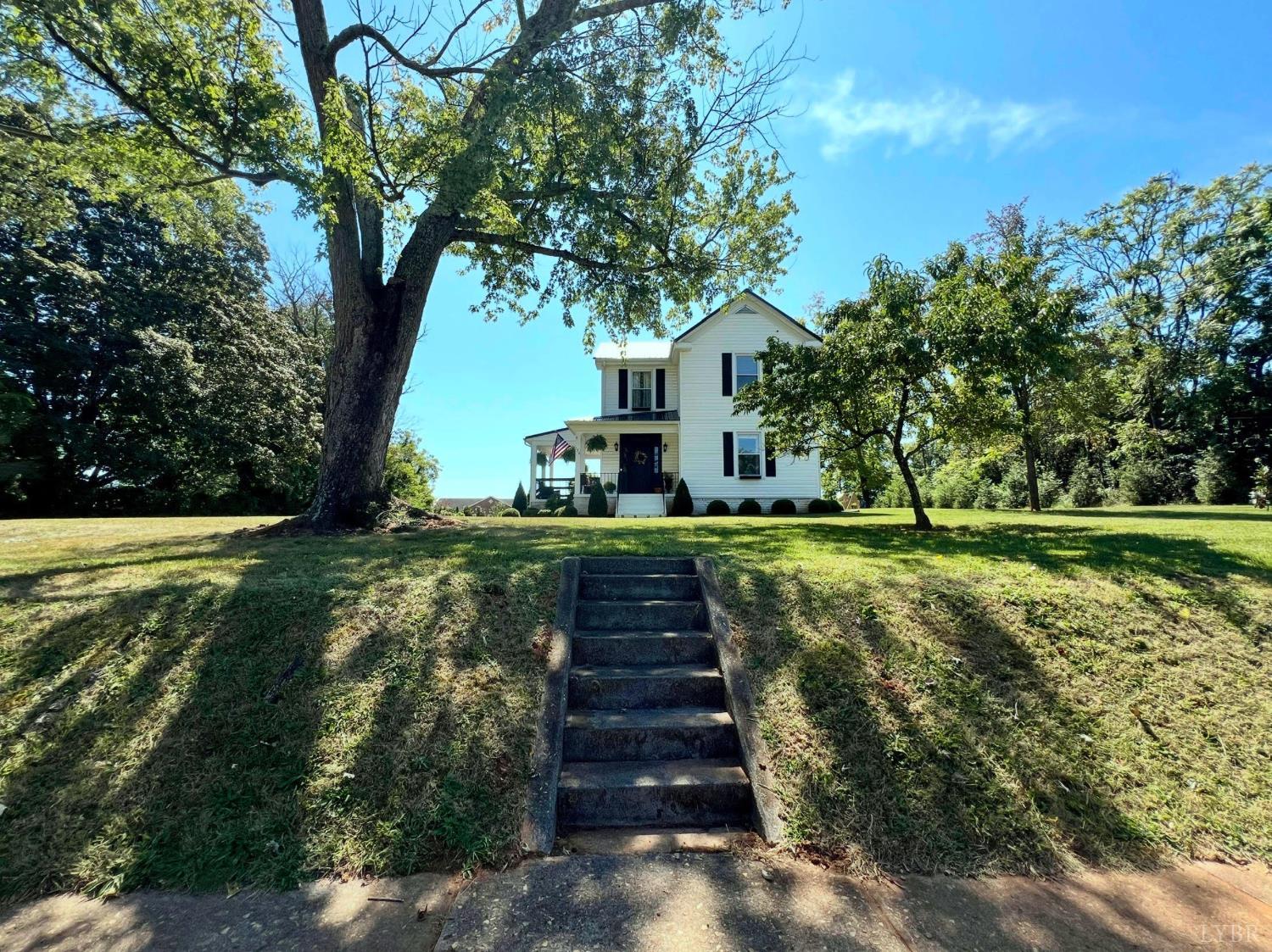 120 North Main Street Amherst, VA 24521 - Photo 2 of 62 a front view of a house with a yard