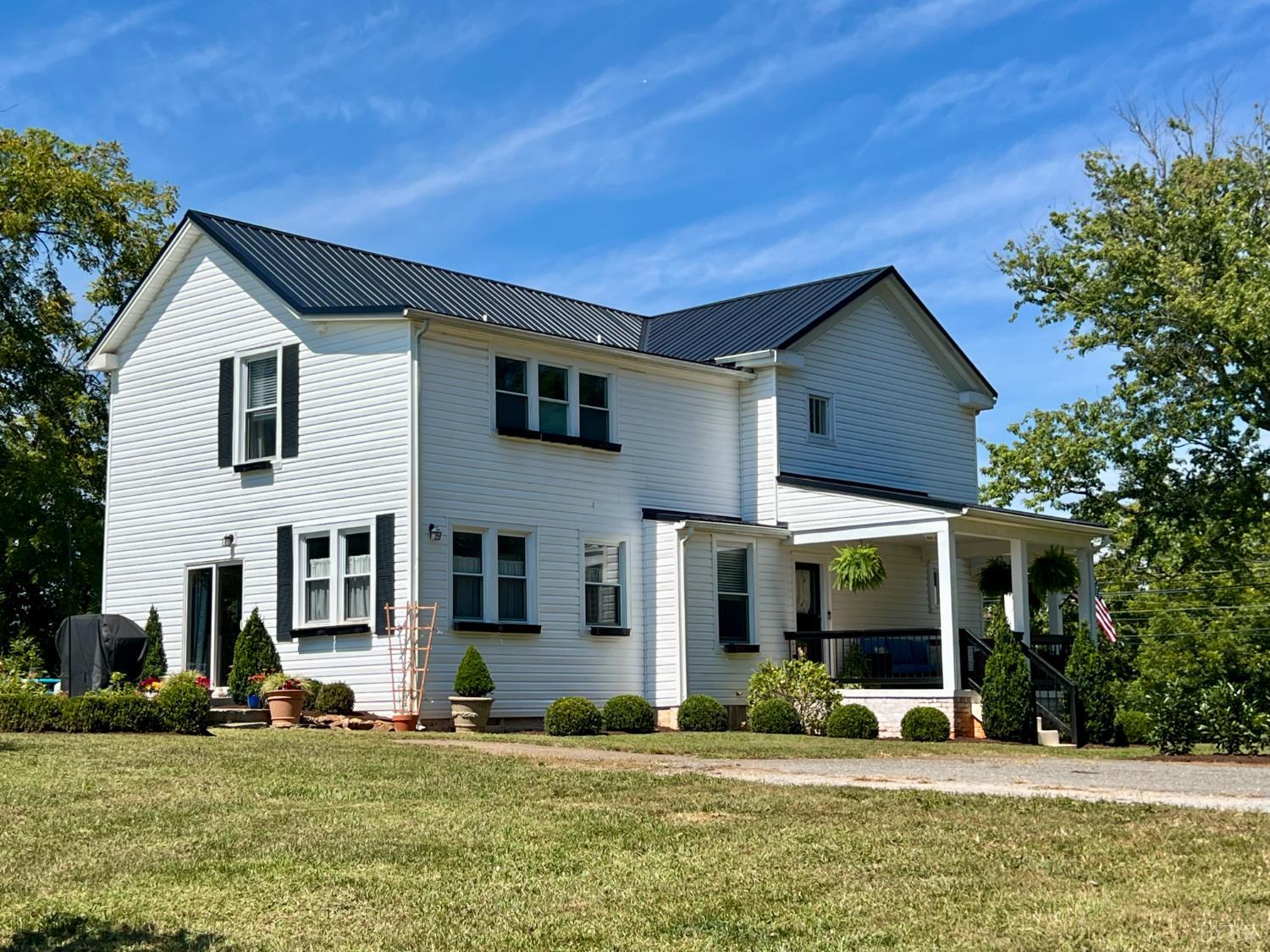 120 North Main Street Amherst, VA 24521 - Photo 3 of 62 a front view of a house with a yard