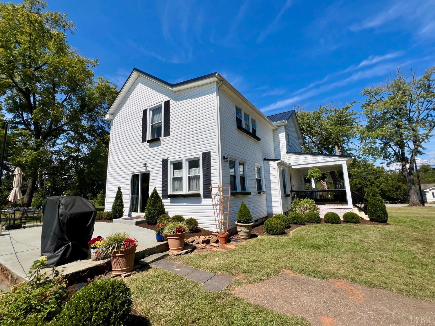 120 North Main Street Amherst, VA 24521 - Photo 6 of 62 a view of a house with backyard and sitting area