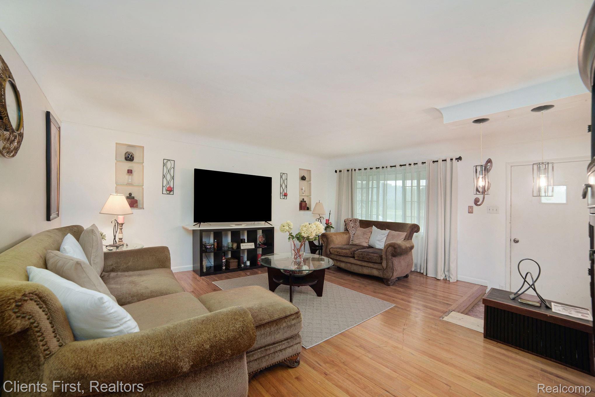 19221 Stephens Road Eastpointe, MI 48021 - Photo 9 of 23 PWM_8188.jpg