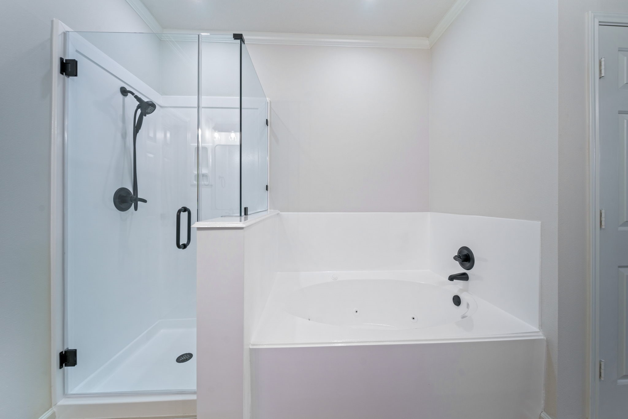 14420 Walters Road, Unit 50 Houston, TX 77014 - Photo 16 of 23 a bathroom with a bathtub