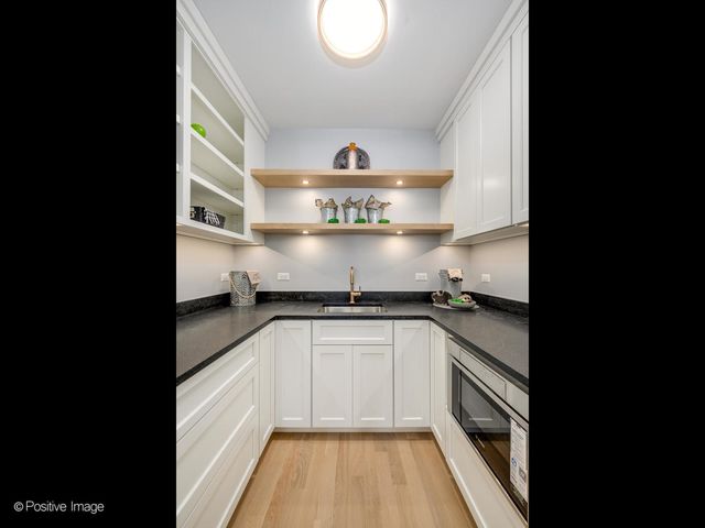 $2,335,000 | 3302 North Hoyne Avenue, Chicago, IL 60618