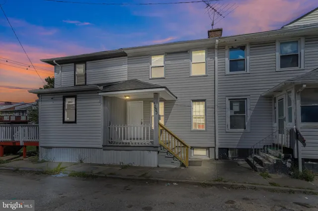 a view of entryway with a front door