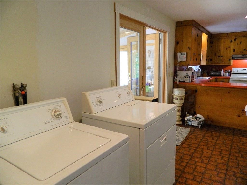 228 S Road South Kingstown, RI 02879 - Photo 16 of 32 Gallery Image 16