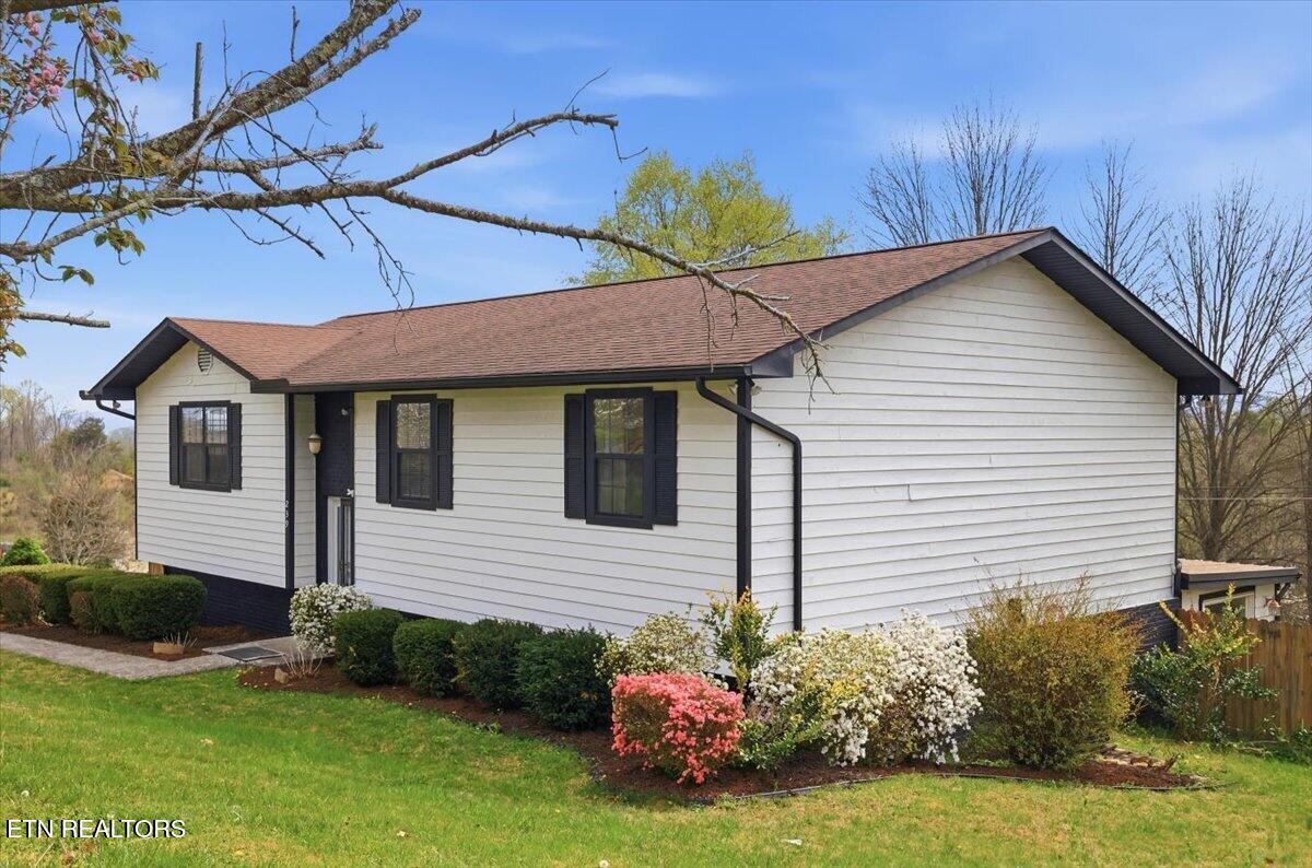 239 Bello Road Tazewell, TN 37879 - Photo 2 of 39 04-239_Bello_Rd_005