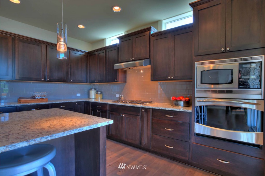 605 Field Place Northeast Renton, WA 98059 - Photo 4 of 23