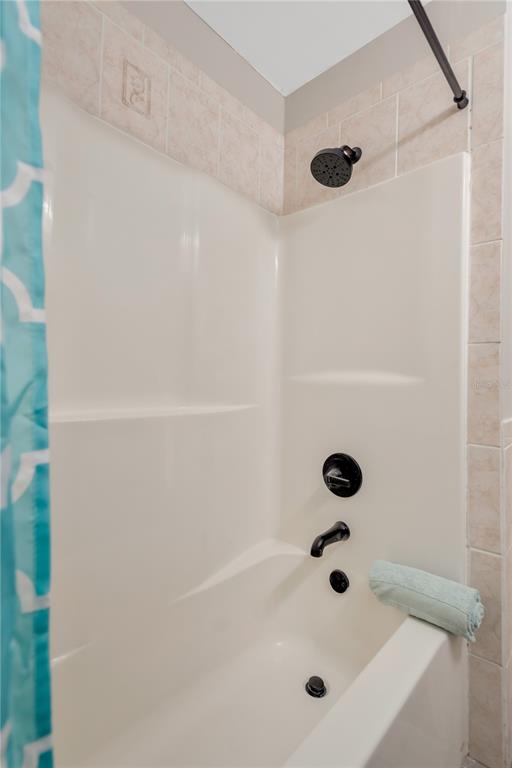 5226 Lime Avenue Seffner, FL 33584 - Photo 11 of 20 a bathroom with a bathtub