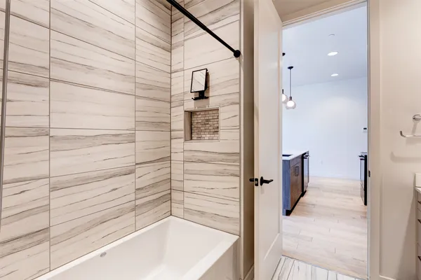 $2,400 | 1501 East 4th Street, Unit 202, Austin, TX 78702