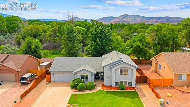 a view of a yard in front of house