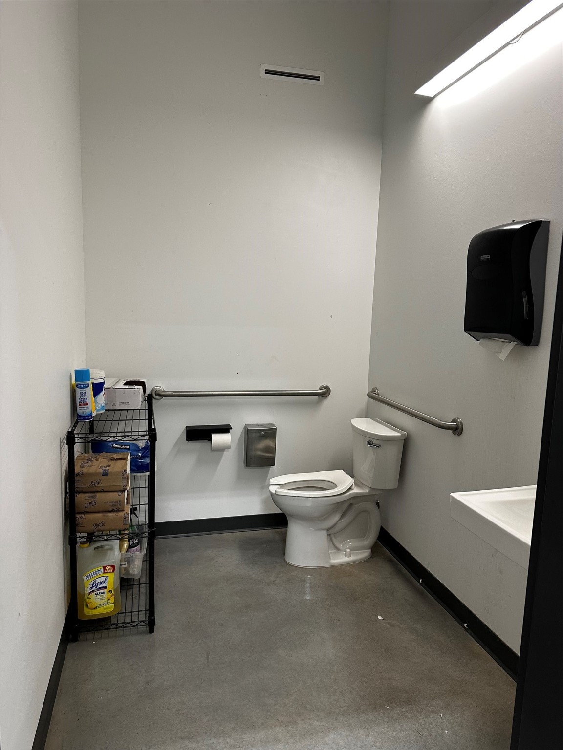 13575 Fitzhugh Road, Unit 100 Austin, TX 78737 - Photo 9 of 10 a bathroom with a toilet and a tub
