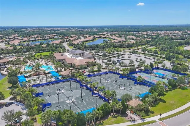 $599,900 | 6918 Hanover Court, Lakewood Ranch, FL 34202