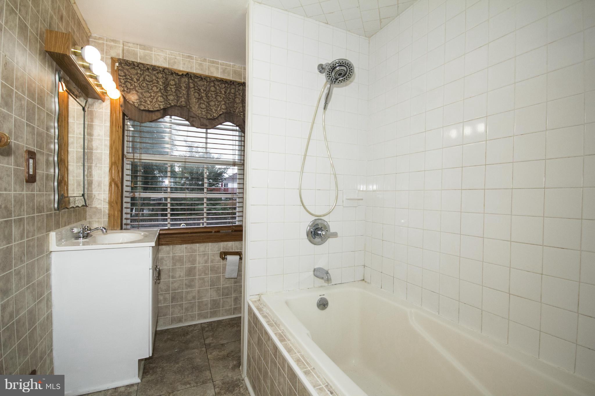 3914 Misty View Road Baltimore, MD 21220 - Photo 17 of 20 Bath