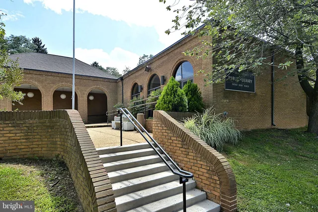 a car parked in front of a building