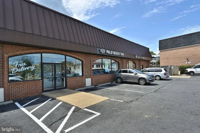 a street sign that is on a brick wall