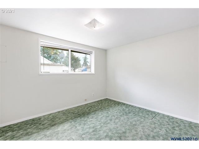 2455 G Street Springfield, OR 97477 - Photo 12 of 32 an empty room with windows