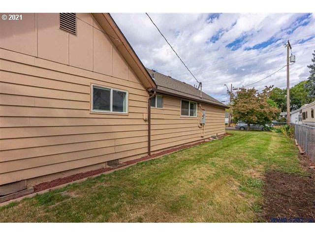 2455 G Street Springfield, OR 97477 - Photo 22 of 32 a view of a backyard