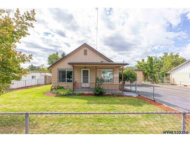 2455 G Street Springfield, OR 97477 - Photo 27 of 32 a view of a house with a big yard and potted plants