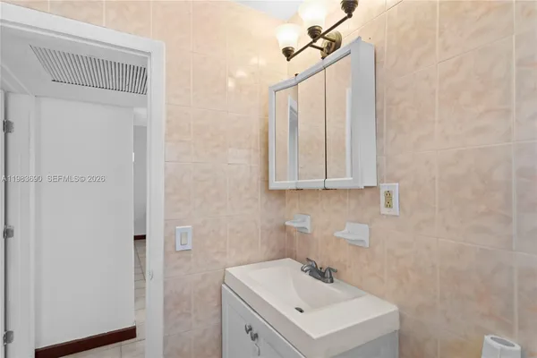 $1,900 | 13655 Northeast 10th Aveue, Unit 304, North Miami, FL 33161