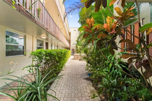 $1,900 | 13655 Northeast 10th Aveue, Unit 304, North Miami, FL 33161