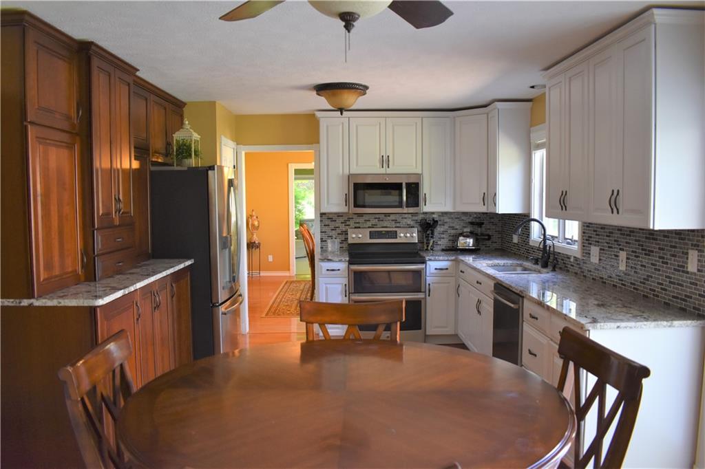 3911 Highview Way Columbus, IN 47203 - Photo 5 of 31 Gallery Image 5