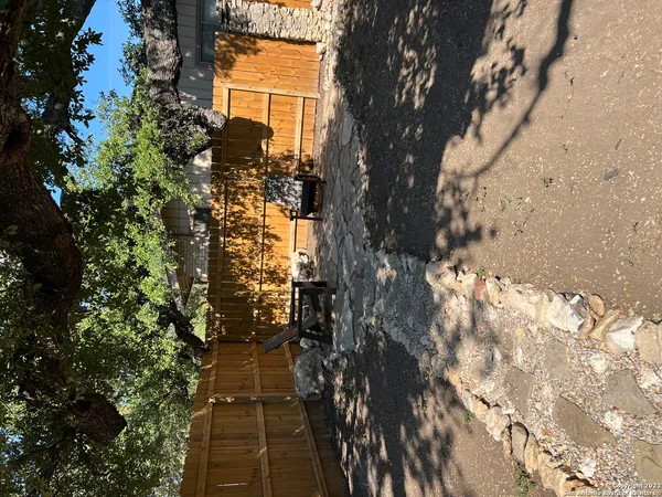 a view of a yard with pathway