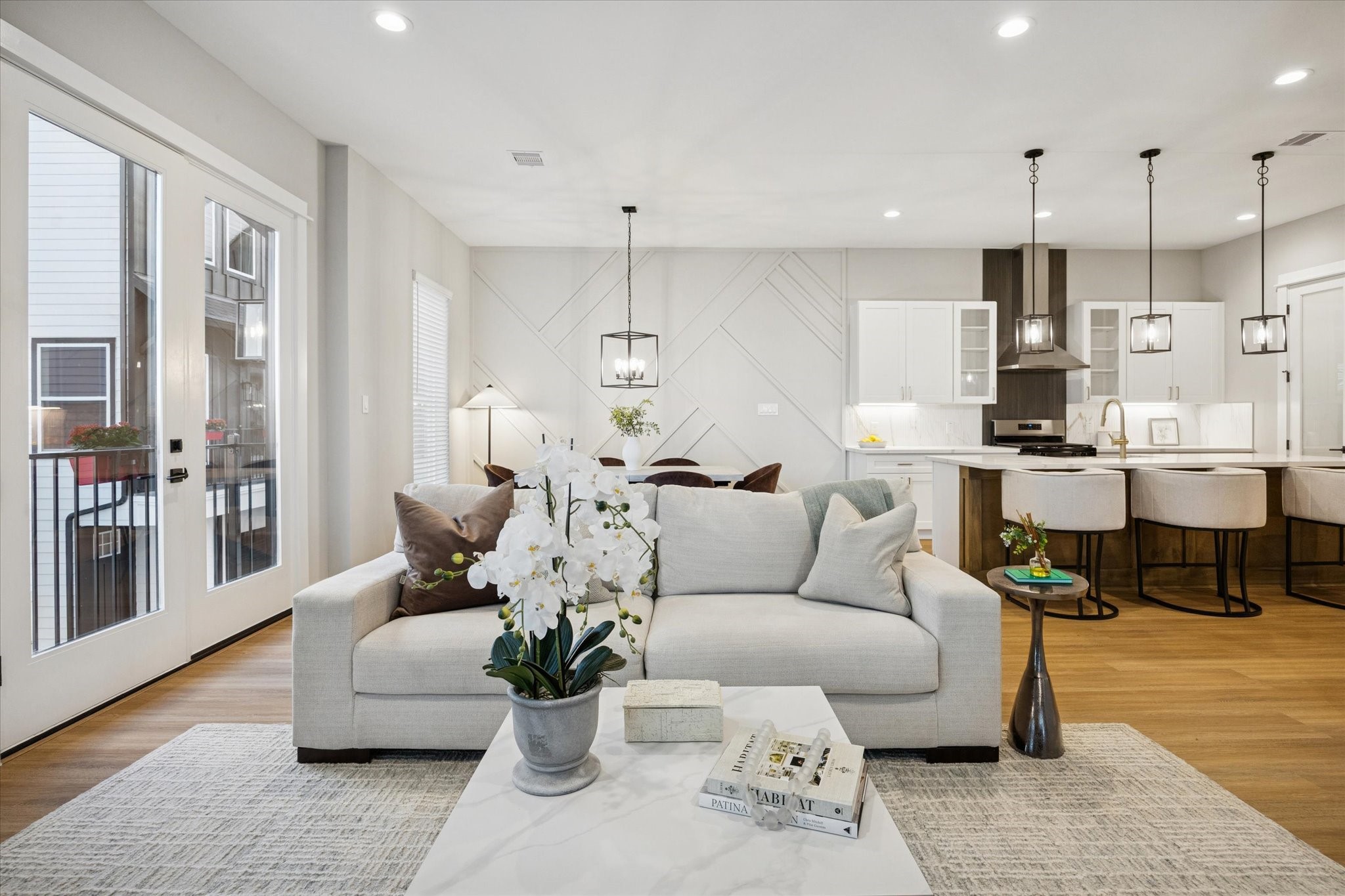 719 Thornton Road, Unit D Houston, TX 77018 - Photo 22 of 45 a living room with furniture kitchen view and a large window
