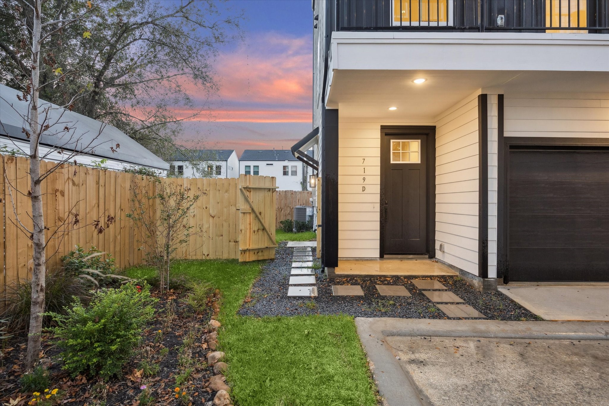 719 Thornton Road, Unit D Houston, TX 77018 - Photo 43 of 45 a front view of a house with garden