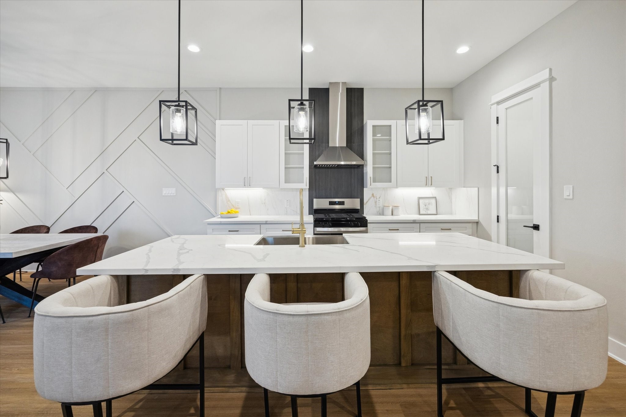 719 Thornton Road, Unit D Houston, TX 77018 - Photo 7 of 45 a kitchen with a table chairs sink and stove