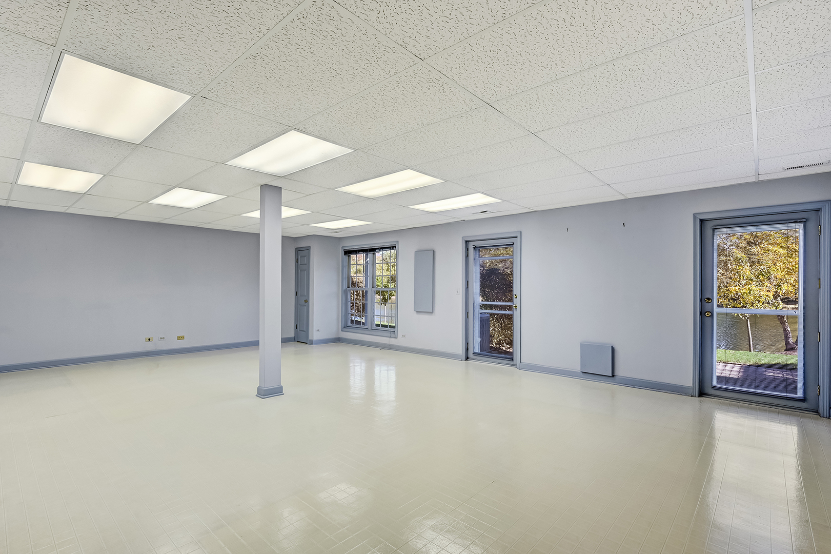 110 Waterside Place Burr Ridge, IL 60527 - Photo 21 of 44 an empty room with windows