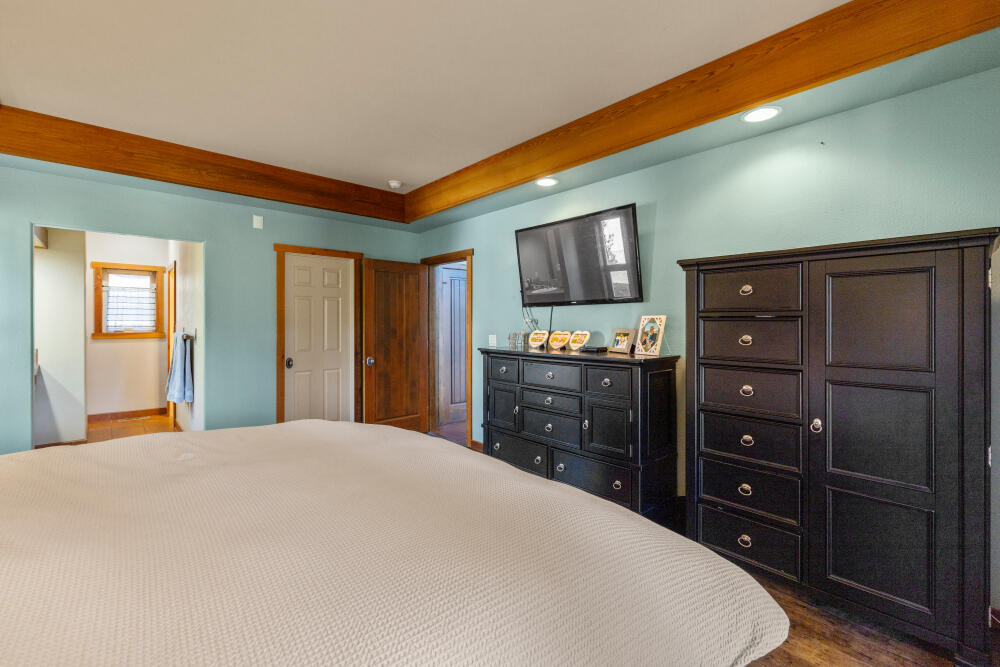 11750 Merganser Road Klamath Falls, OR 97601 - Photo 25 of 66 a bedroom with a bed and a flat screen tv