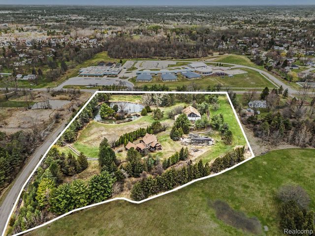 $240,000 | 4385 Warwick Cir Drive, Grand Blanc, MI 48439