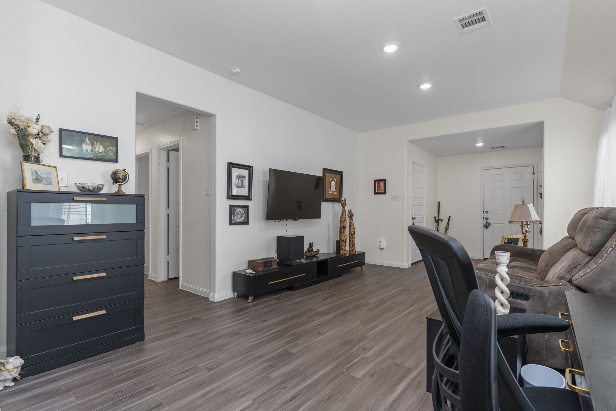 22565 Cormorant Court Splendora, TX 77372 - Photo 30 of 50 a living room with furniture and a flat screen tv